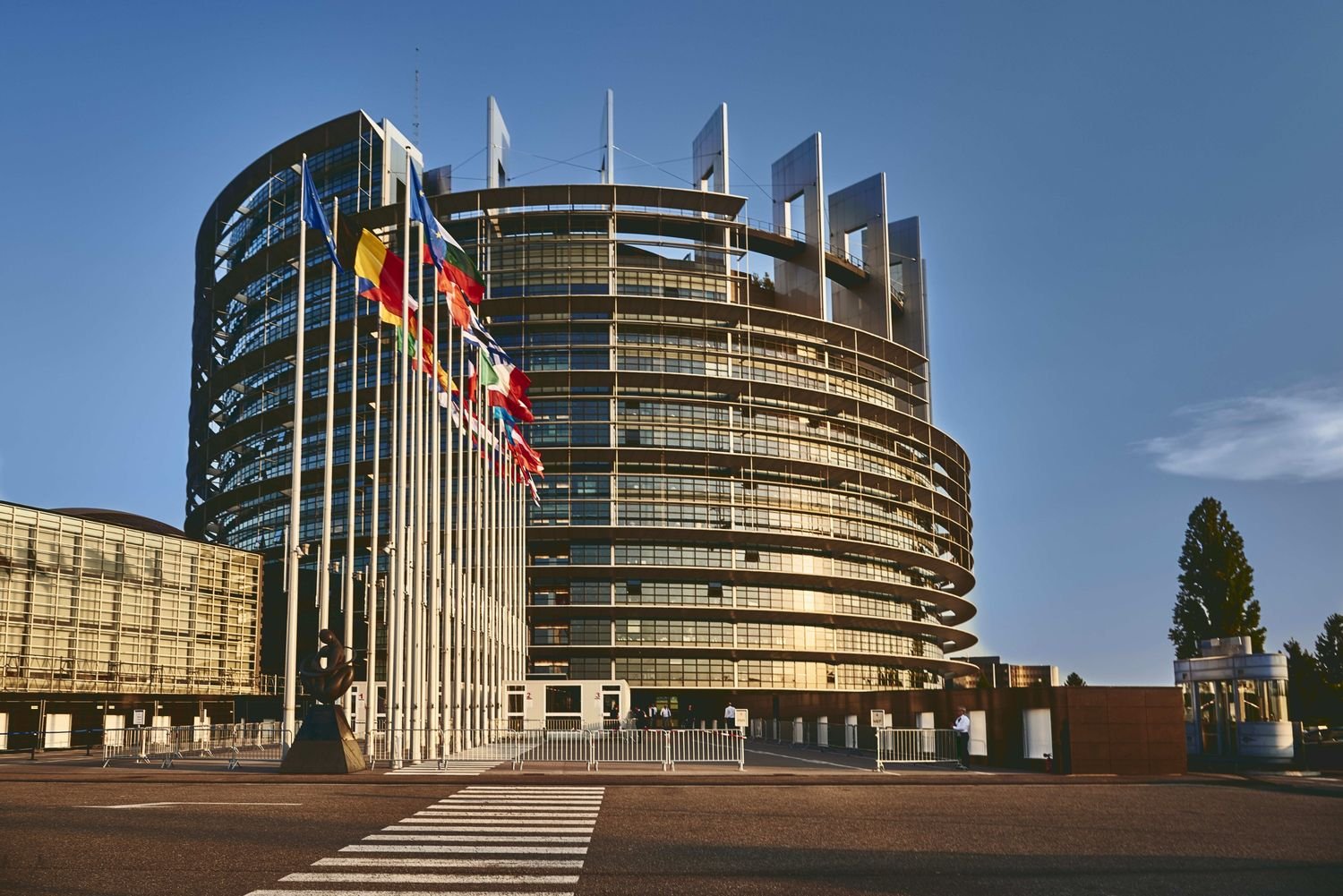 european-parliament-building-strasbourg-france-with-clear-blue-sky-background (1)