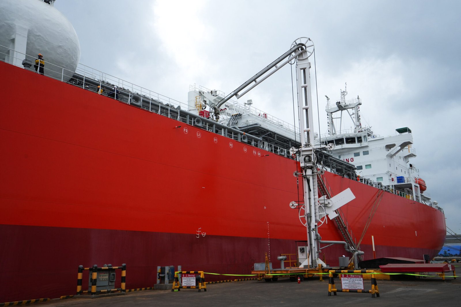 [Photo] LOTTE Fine Chemical supplying ammonia as marine fuel—the first of its kind—to an ammonia-powered vessel built by HD Hyundai Heavy Industries at the Port of Ulsan on April